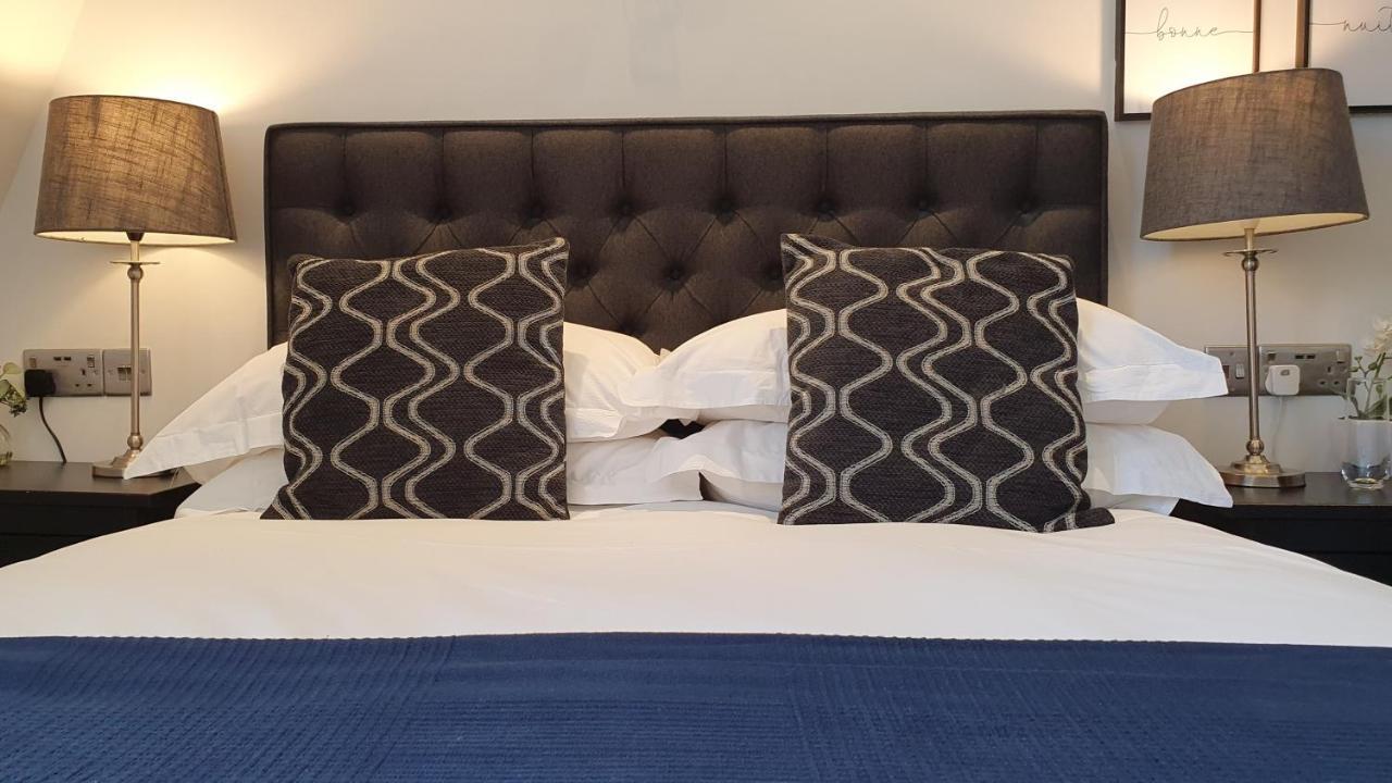 A Room With A View Hove Exterior foto A bed with a headboard