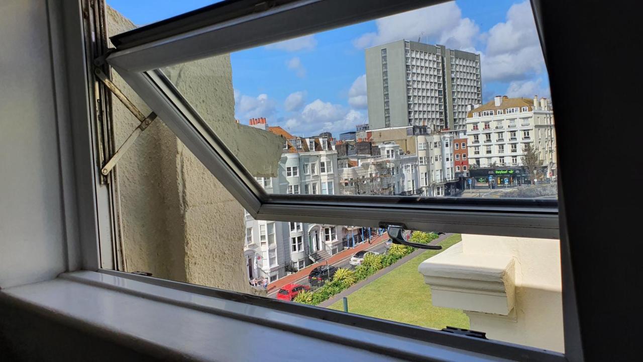 A Room With A View Hove Exterior foto A window in Brussels