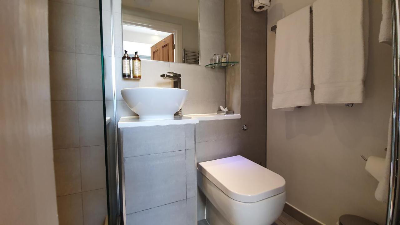 A Room With A View Hove Exterior foto A wet room in a hotel
