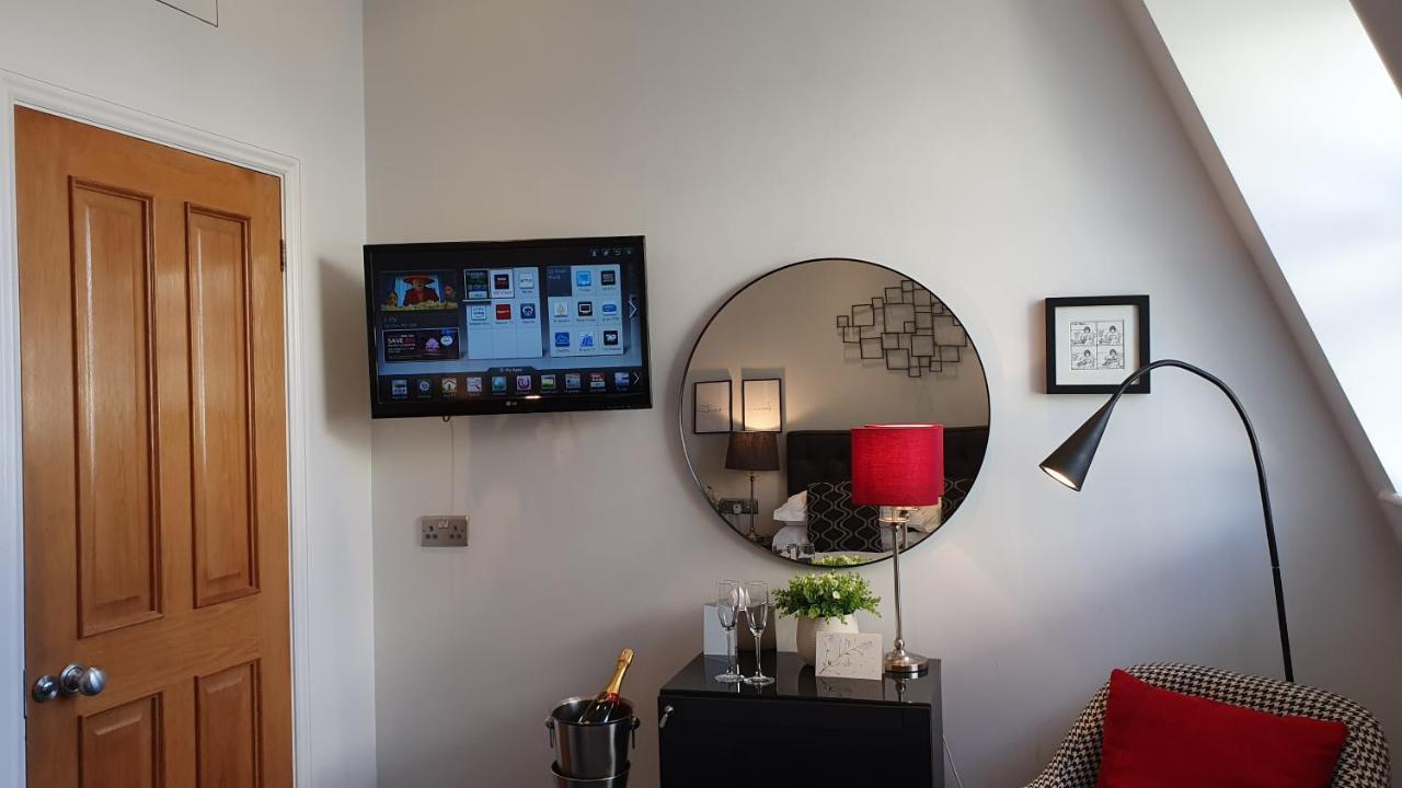 A Room With A View Hove Exterior foto A television mounted on a wall