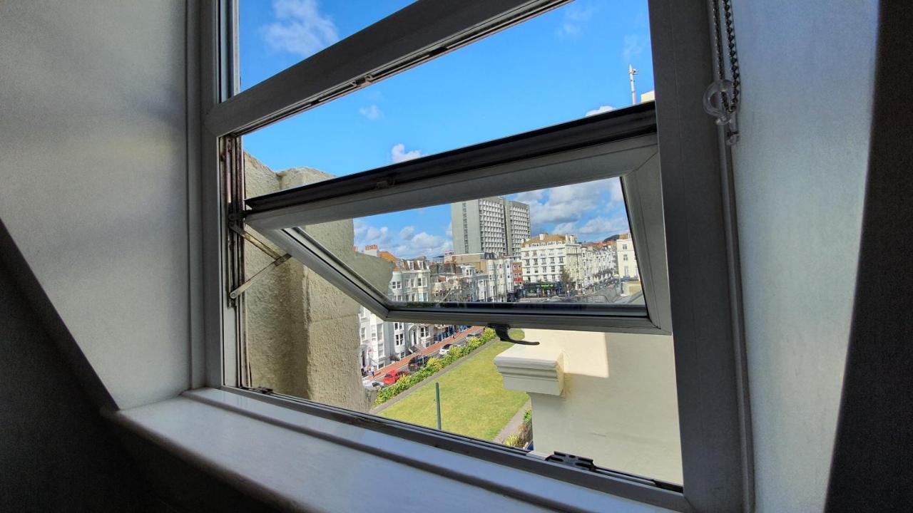 A Room With A View Hove Exterior foto A fully open fully reversible window