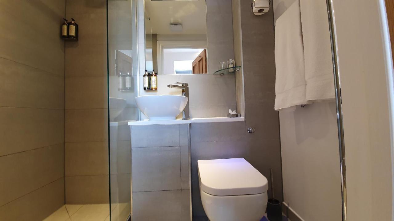 A Room With A View Hove Exterior foto A wet room