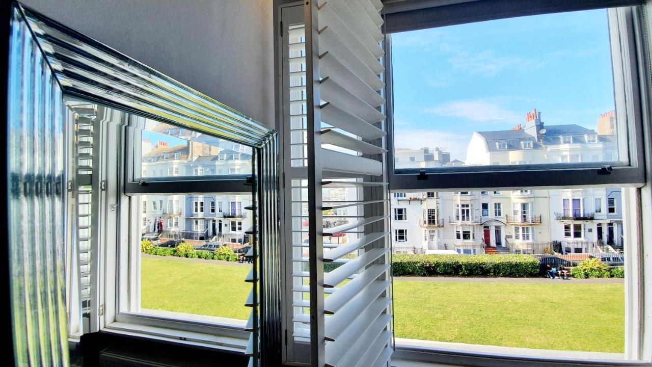 A Room With A View Hove Exterior foto A window with louvres