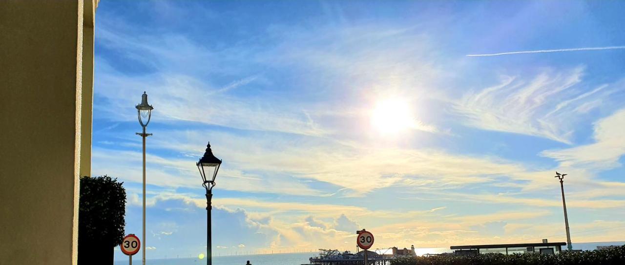 A Room With A View Hove Exterior foto The sun at noon