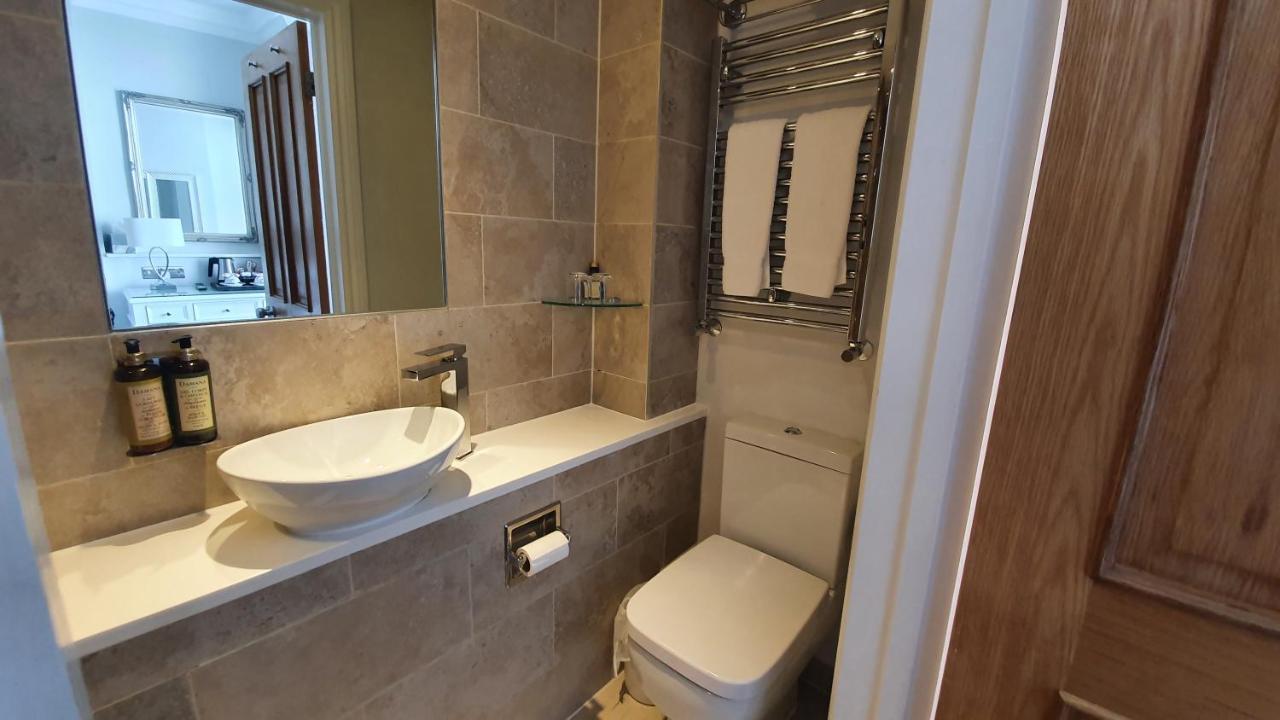 A Room With A View Hove Exterior foto A modern bathroom