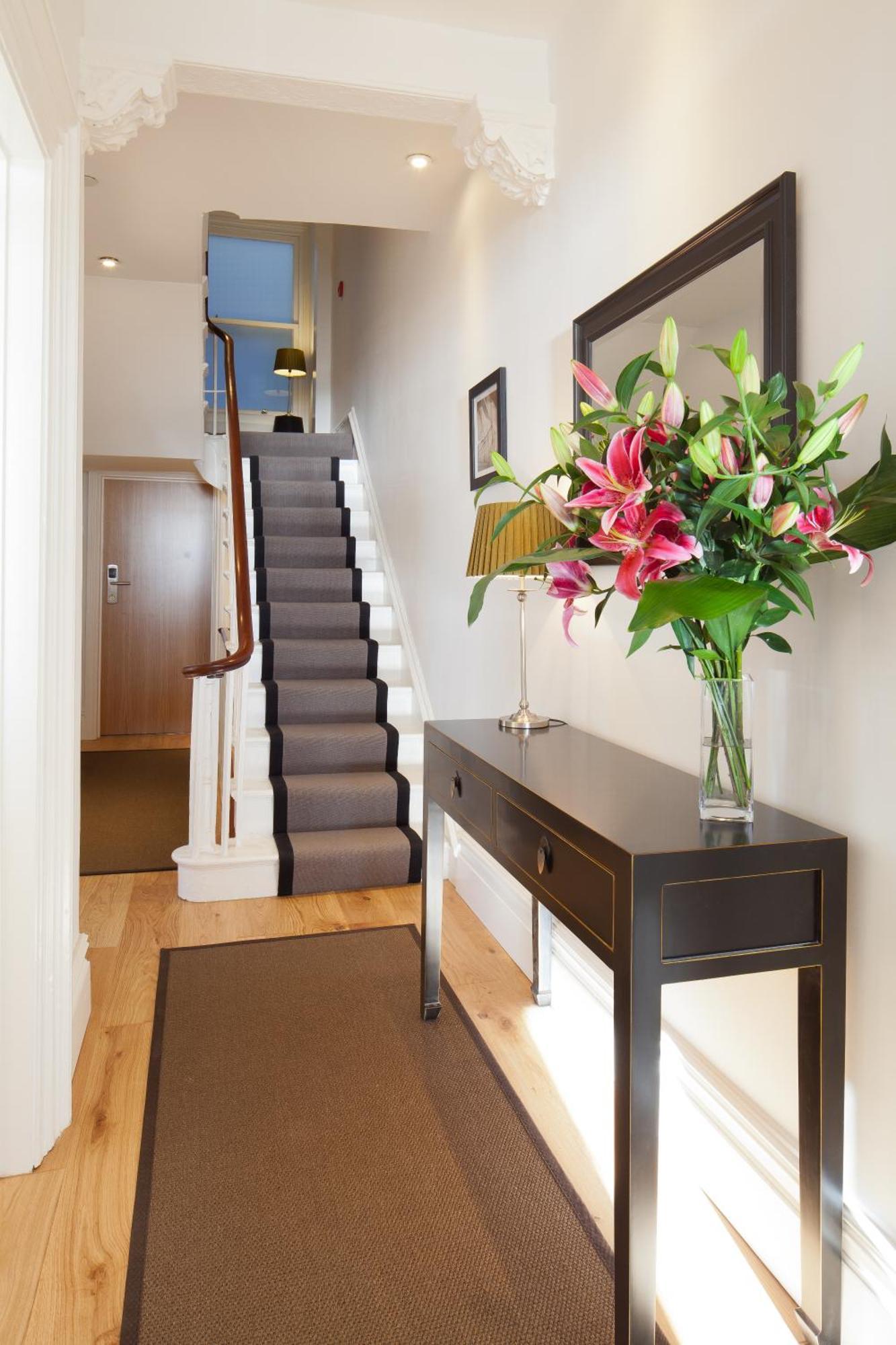 A Room With A View Hove Exterior foto A modern console table