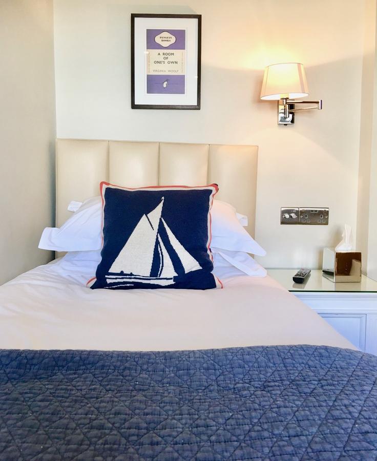 A Room With A View Hove Exterior foto A cushion on a bed