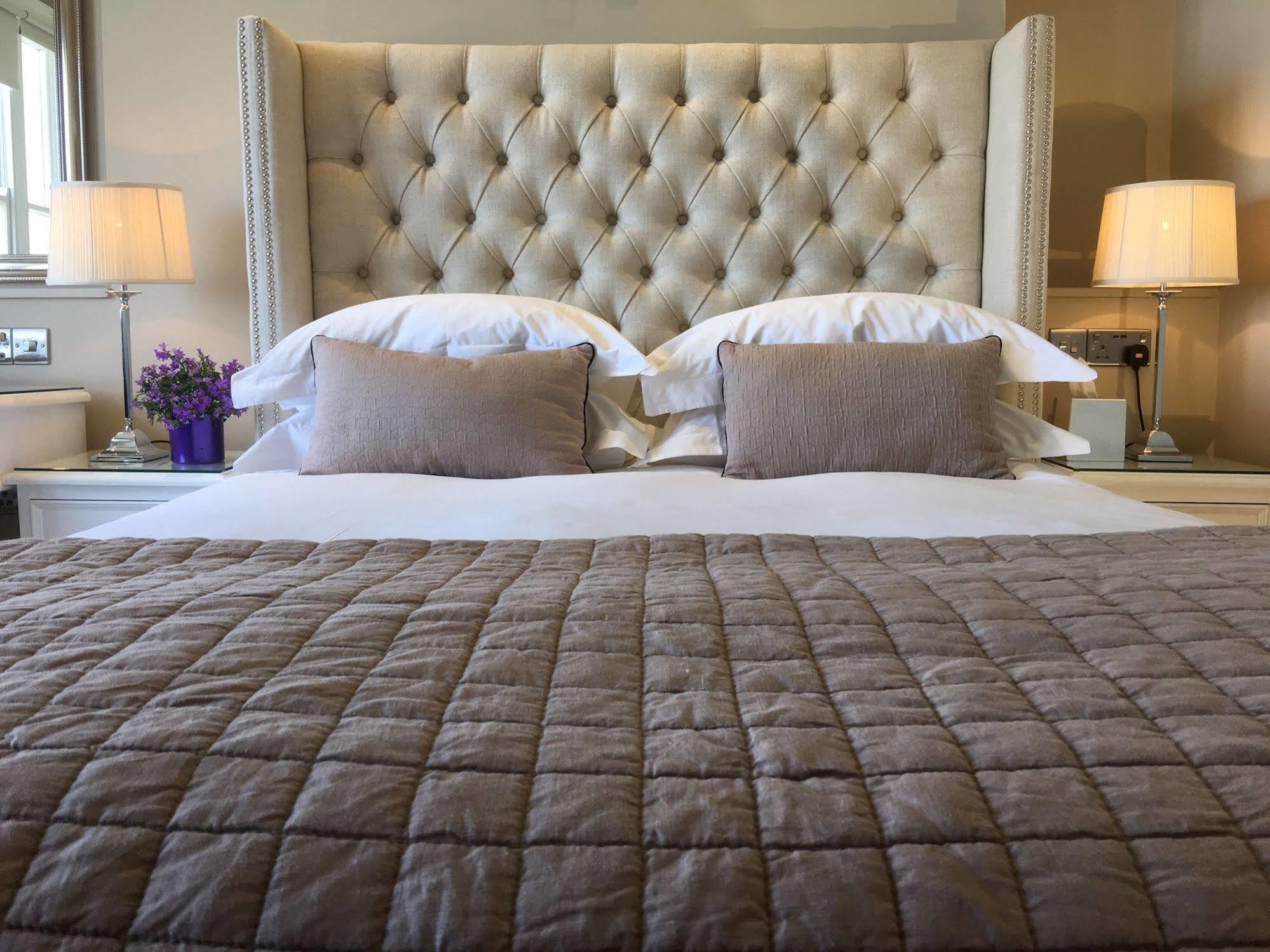 A Room With A View Hove Exterior foto A bed with a tufted headboard